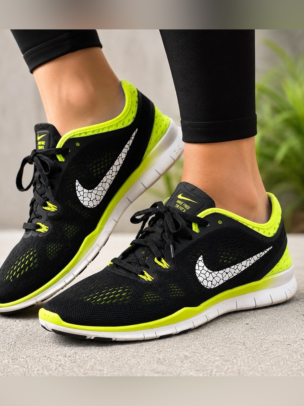 Nike Free TR Fit 5 Women’s Sneakers Size 7 Black Volt Like New Gym Running